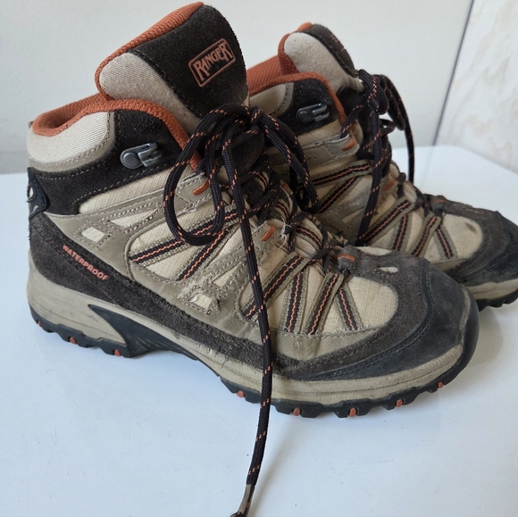 Boots - Picture 3 of 7